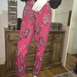 “DONATED” Juicy Couture, Pomegranate Metallic Floral Jacquard Pants, Sz M, NWT’s